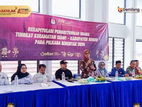 Ketua KPU Jabar Ummi Wahyuni (tengah berdiri) diberhentikan dari jabatannya melalui putusan sidang DKPP RI. (Foto: Instagram/@kpuprovinsijabar).