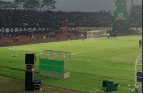 Insiden kericuhan suporter di Stadion Si Jalak Harupat usai laga Persib vs Persija. (Foto: Dok/Harikal Pohan/AyoBacaNews.com).