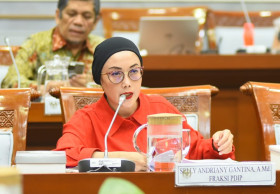 Anggota Komisi VIII DPR RI, Selly Andriany Gantina menyampaikan apresiasi sekaligus PR untuk Menteri Agama terkait status Pesantren di tahun 2025. (Foto: dpr.go.id).