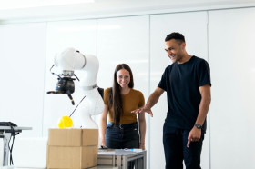 Prodi Teknik Robotika dan Kecerdasan Buatan. – Ilustrasi mengoperasikan robot. Mengenal jurusan Teknik Robotika dan Kecerdasan Buatan.- Ilustrasi Pexels/ThisIsEngineering.