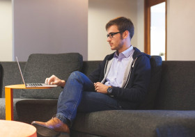 FREELANCE ONLINE –Ilustrasi freelancer. Rekomendasi pekerjaan freelance online untuk SMA dan mahasiswa –Ilustrasi Pixabay/StartupStockPhotos.