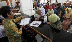 GAJI 13 -Ilsutrasi penyaluran gaji pokok pensiunan PNS. Gaji 13 bagi pensiun PNS segera cair dari PT Taspen. -Ilustrasi/setkab.go.id