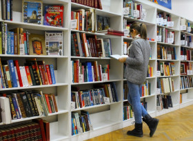 Prodi Ilmu Perpustakaan. – Ilustrasi wanita sedang membaca. Mengenal jurusan Ilmu Komunikasi dan ketahui prospek kerjanya.- Ilustrasi pexels/Pixabay.