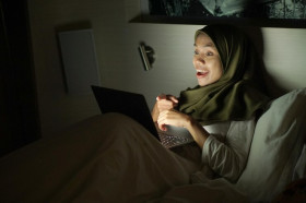 Wanita di Depan Laptop – Ilustrasi. 6 Rekomendasi Film Indonesia Penuh Makna yang Aman Ditonton di Bulan Ramadhan. – Ilustrasi Freepik/rozkiwanggono.