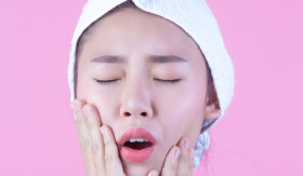 KULIT BERMINYAK - Pada saat ingin merawat wajah, lakukan cara-cara yang tepat dan sesuai dengan jenis kulit. Khusus untuk kulit berminyak, bisa lakukan cara ini. - Foto ilustrasi freepik/jcomp.