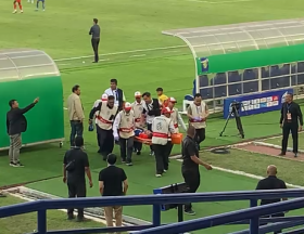 Tyronne Del Pino Pingsan Setelah Terkena Bola di Laga Persib vs Persebaya - Foto: Ayomaung/Harikal