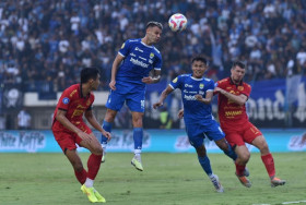 Pertandingan Persib vs Persija diwarnai aksi tidak pantas dari oknum penonton tidak bertanggung jawab memukul steward di stadion. (Foto: Persib.co.id).