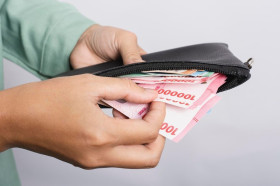 Uang Rupiah - Ilustrasi gaji ke-13 pensiunan PNS, pejabat negara, hingga TNI/Polri yang akan dibayarkan awal Juni 2024. Ilustrasi/Freepik.