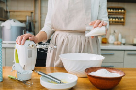 Ilustrasi seorang perempuan buat kue - Berikut ini perbedaan antara soda kue dan baking powder. Ilustrasi/Freepik.