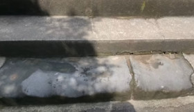 PENGKHIANAT MATARAM - Makam pengkhianat Mataram diinjak-injak, posisinya ada di tangga. -Foto tangkap layar YouTube/Embara Lensa.