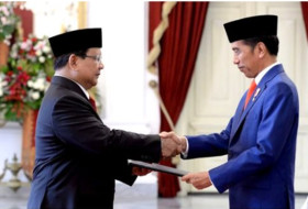 Prabowo Subianto berjabat tangan dengan Presiden Jokowi di Istana Negara. (Foto: Instagram/@prabowo).
