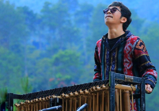 Sihir Manshur Angklung Ubah Citarasa Lokal dalam Musik Internasional