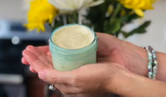 Cukup 4 Bahan Saja, Kamu Bisa DIY Lotion yang Bikin Kulit Auto Lembab