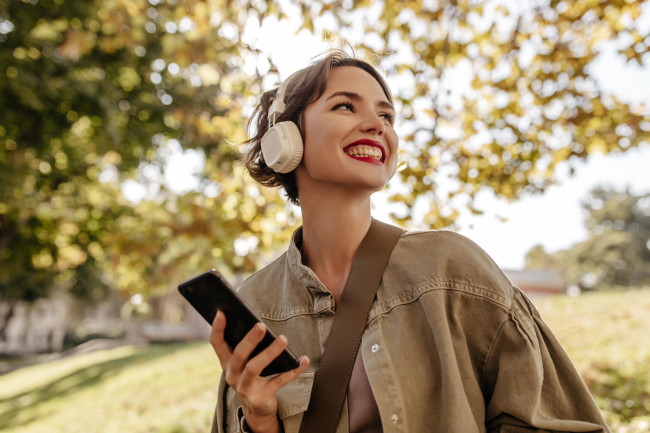 Emang iya Mendengarkan Musik dapat Mengurangi Stres Secara Alami?