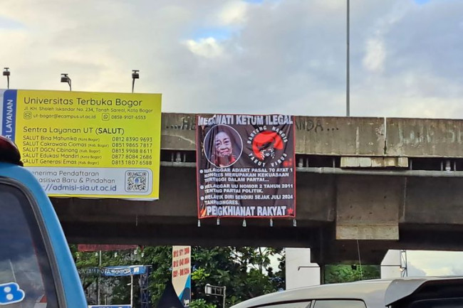 Siapa Dibalik Pemasangan Spanduk 'Megawati Ketum Ilegal' di Tol BORR?