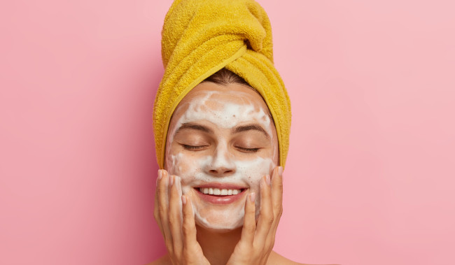 Perbedaan Facial Foam dan Facial Wash: Mana yang Cocok untuk Kulit Kamu?