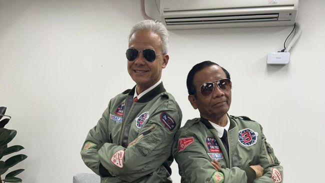 Datang Debat Ganjar-Mahfud Pakai Jaket Buatan Kota Kembang