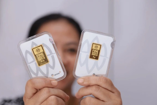 Harga Emas Antam Hari Ini Turun Rp14.000 per Gram