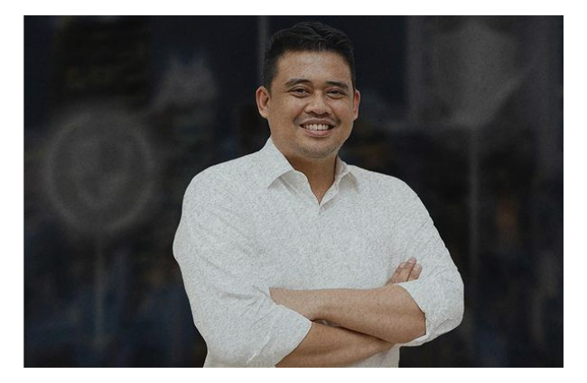Senyum Menantu Jokowi Siap Tarung Pilgub Pakai Perahu Golkar Usai Dipecat PDIP