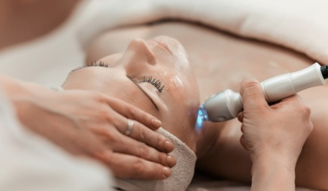 Laser Ablatif vs. Non-Ablatif: Memahami Pilihan untuk Kulit Lebih Sehat