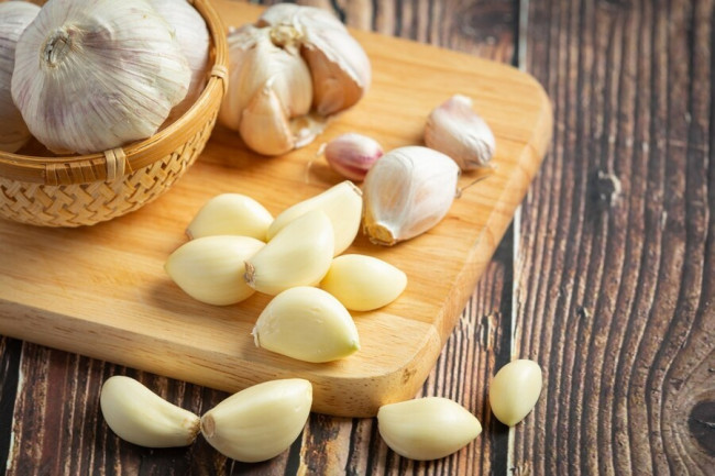 Ketahui Manfaat Konsumsi Bawang Putih Mentah, Kontrol Kolesterol hingga Cegah Kanker