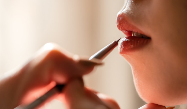 Tips Makeup agar Bibir Tampak Seperti Postingan Instagram