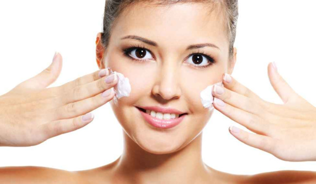 Overeksfoliasi: Kesalahan Skincare yang Bikin Kulit Bermasalah, Gimana Cara Menghindarinya?