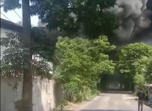Pabrik Limbah Plastik Terbakar, Diskar PB Kota Bandung Terjunkan 10 Mobil Damkar