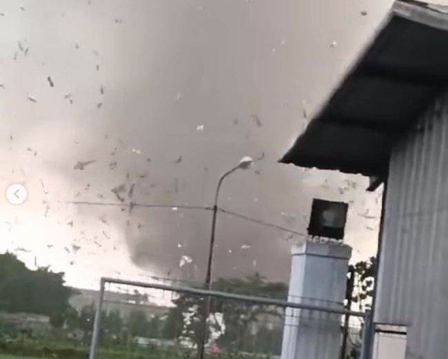 Angin Puting Beliung Bandung Luluh Lantakan 534 Bangunan
