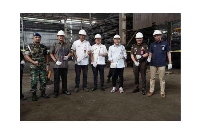 Mendag Zulkifli Hasan Lakukan Pemusnahan 27.078 Ton Baja Tulangan Tidak Sesuai SNI