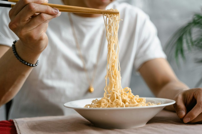 Mahasiswa Waspada! Ketahui 7 Dampak Buruk pada Tubuh Jika Terlalu Sering Makan Mie Instan
