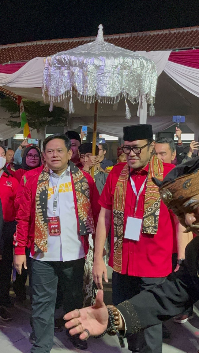 Ditemani Abdi Yohana, Ono Surono Tiba di KPU Jabar di Menit Akhir Penutupan Pendaftaran
