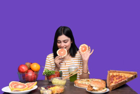 MAKAN BANYAK - Ilustrasi seorang perempuan sedang makan banyak. Simak tips mengatasi keluhan kesehatan pada tubuh usai santap makanan banyak saat Lebaran. Ilustrasi/Freepik.