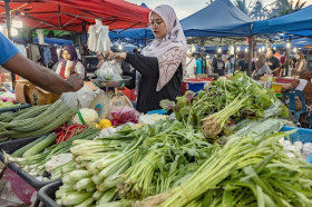 HARGA BAHAN PANGAN NAIK - Ilustrasi pasar. Berdasarkan data Bapanas, bahan pokok beras, hingga komoditas bawang alami kenaikan harga. (Foto: Freepik).
