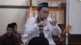 DOA TIDAK DIKABUL - Ustaz Adi Hidayat mengatakan, walau sering berdoa dan tahajud, berdampak pada sulitnya dikabul karena keberadaan barang tersebut. -YouTube Adi Hidayat Official.