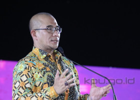 Ketua KPU RI Hasyim Asyari menjelaskan bahwa caleg terpilih Pemilu 2024 tak perlu mundur jika mencalonkan diri di Pilkada. Dok: kpu.go.id.