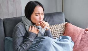 OBAT ALAMI FLU DAN BATUK -Ilustrasi seorang wanita sedang flu dan batuk. Flu dan batuk juga ternyata bisa diatasi cukup dengan obat alami. -Ilustrasi freepik/benzoix.