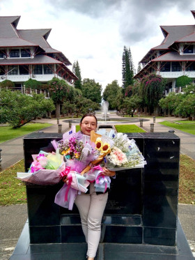 BEASISWA KIP KULIAH –Ilustrasi Melly Puspita memegang buket bunga kelulusan. KIP Kuliah jadi jembatan kesuksesan Melly Puspita, mahasiswa ITB penerima beasiswa berhasil lulus dengan nilai cumlaude. –Ilustrasi/puslapdik.kemdikbud.go.id