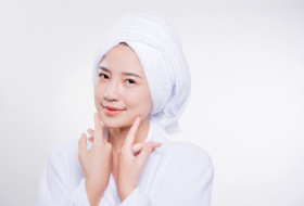 Ilustrasi perawatan kulit cantik - Berikut ini perbedaan sunscreen dan sunblock serta waktu penggunaannya. Ilustrasi/Freepik.