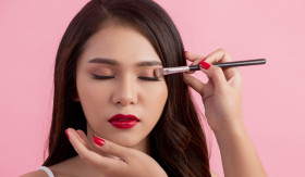 MAKEUP MATTE - Cara membuat makeup matte atau matte glam makeup. Ikuti langkah-langkah berikut. - Foto ilustrasi freepik/jcomp.