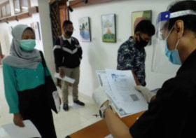 UKURAN CETAK KARTU PESERTA -Ilustrasi pemeriksaan kartu peserta UTBK. Ukuran cetak kartu peserta UTBK 2024, pakai kertas dan ukuran ini yang disarankan. -Ilustrasi/fsm.isi.ac.id.