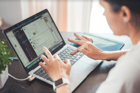 KERJA ONLINE –Ilustrasi bekerja secara onlie. Kerja online sebagai freelance juga menarik dicoba, jasa yang kamu tawarkan bisa dibayar pakai dollar –Ilustrasi Pixabay/OleksandrPidvalnyi.