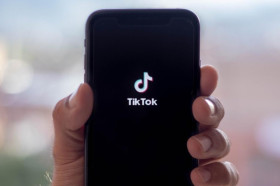 HASILKAN UANG DARI TIKTOK – Selain YouTube dan Facebook, kamu juga bisa hasilkan uang dari TikTok. – Foto ilustrasi Pixabay/ Lolo_btl.