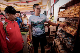 (Mneteri Sandiaga Uno meninjau UMKM/foto: kemenparekraf.go.id)