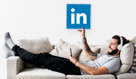 PROFIL LINKEDIN - Banyak HRD yang juga menggunakan LinkedIn, agar menarik dan meyakinkan, penting untuk optimalkan profil dengan menggunakan AI. - Foto ilustrasi freepik/rawpixel.com.