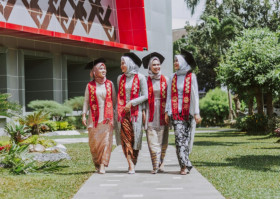 BEASISWA 2024 - Ilustrasi wanita berpakaian kebaya usai wisuda. Ini 3 program beasiswa yang masih membuka pendaftaran pada bulan Maret 2024.- Ilustrasi pexels/Muhammad Renaldi.