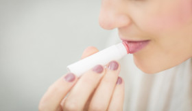 LIP CARE - Pada saat bibir kering bahkan sampai pecah-pecah, perlu menggunakan lip care untuk mengembalikan kelembapan bibir. - Foto ilustrasi Pixabay/ StockSnap.