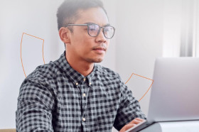 TES KARTU PRAKERJA –Ilustrasi seorang pria sedang menggunakan laptop. Pahami ketentuan tes kartu prakerja biar sukses di selesi gelombang 65. –Ilustrasi Instagram/ @prakerja.go.id.