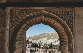 Ilustrasi tempat keagamaan di Granada Spanyol. Saat ini, Spanyol menjadi sebuah mosaik budaya, bahasa, dan tradisi yang dinamis, yang dicirikan oleh sejarahnya yang kaya dan perpaduan unik antara modernitas dan pesona sejarah. Foto Çisellee.