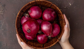 KHASIAT BAWANG MERAH MENTAH - Khasiat tersembunyi dibalik makan bawang merah mentah. -Ilustrasi freepik/stockking.